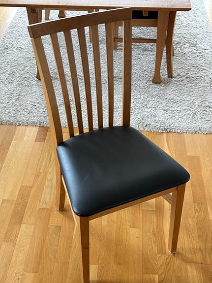 Matbord i ek med 6 stolar