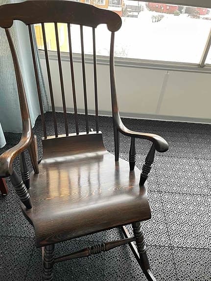 Gungstol i mötkbrun