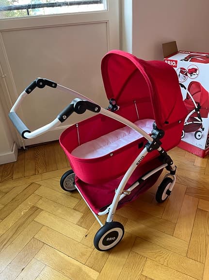 BRIO röd dockvagn spin