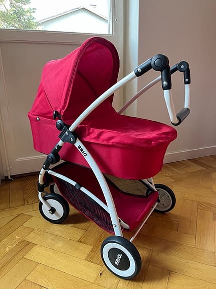 BRIO röd dockvagn spin