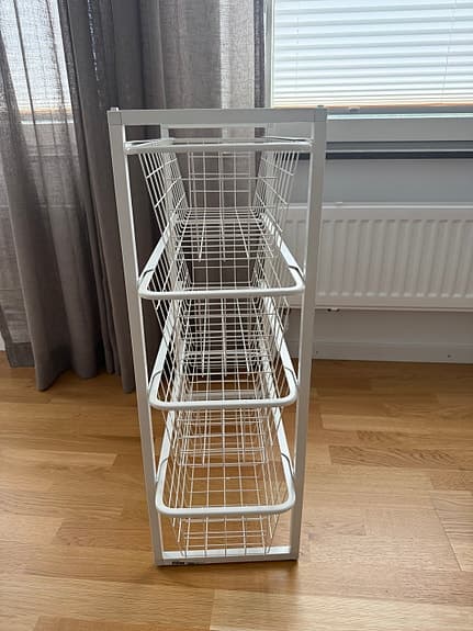 Vit trådbackshylla med 4 utdragbara korgar