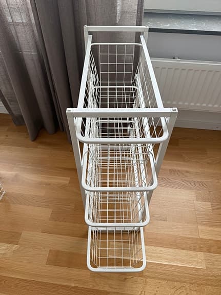 Vit trådbackshylla med 4 utdragbara korgar