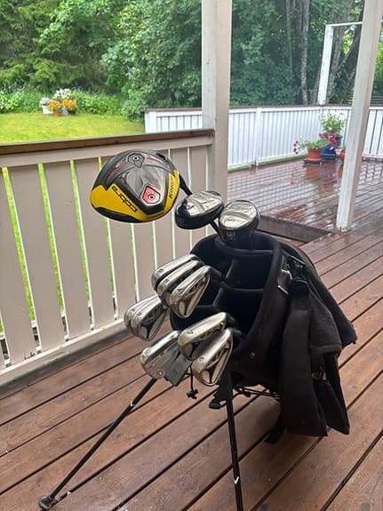 Golfset med bag och klubbor. F9 driver och TaylorMade järnset