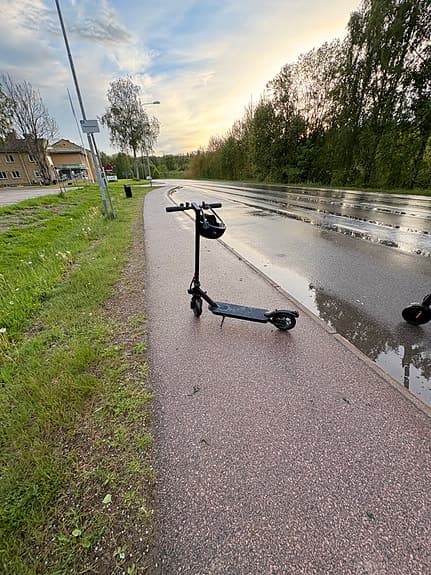 Svart elsparkcykel med display och handbroms