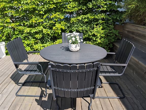 Runt svart trädgårdsbord med 4 stolar från Mio