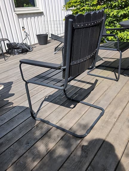 Runt svart trädgårdsbord med 4 stolar från Mio