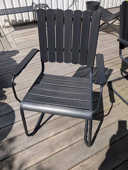 Runt svart trädgårdsbord med 4 stolar från Mio