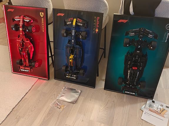 LEGO F1 bilar med monterade tavlor
