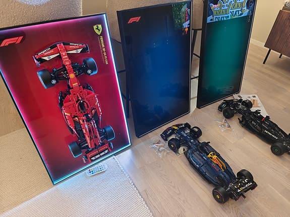 LEGO F1 bilar med monterade tavlor