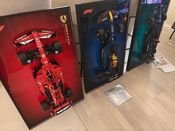 LEGO F1 bilar med monterade tavlor