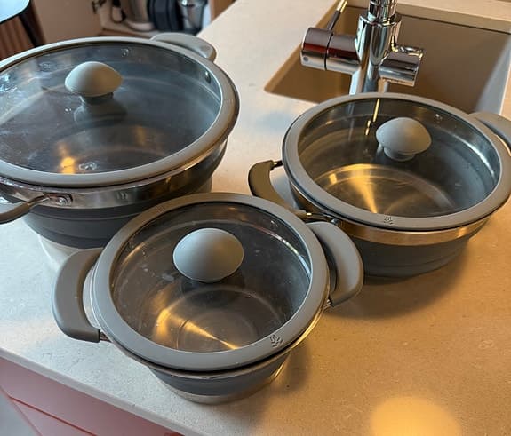 Hopfällbara grå kastruller med lock och balja