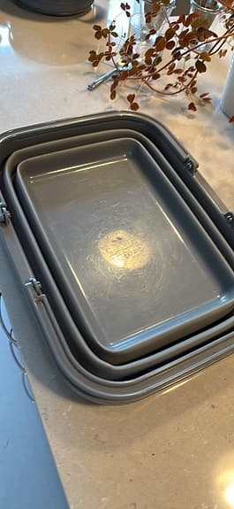 Hopfällbara grå kastruller med lock och balja