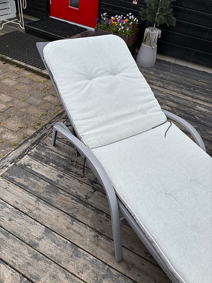 Grå solsäng med dyna för uteplats