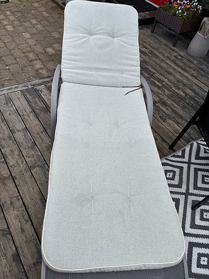 Grå solsäng med dyna för uteplats