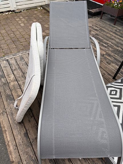Grå solsäng med dyna för uteplats