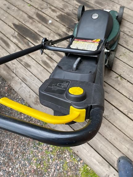 Grön elgräsklippare med uppsamlare