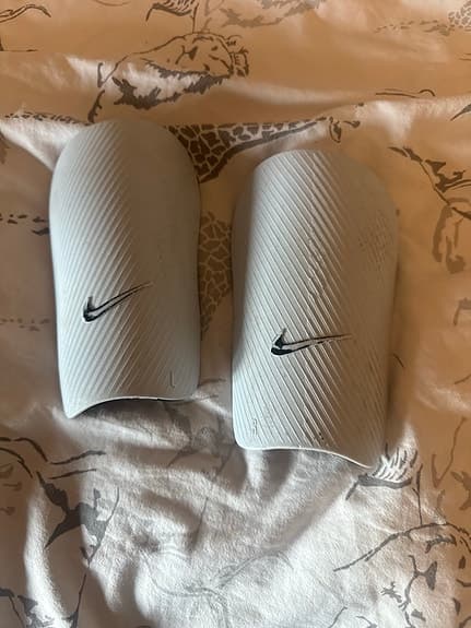 Nike benskydd fotboll