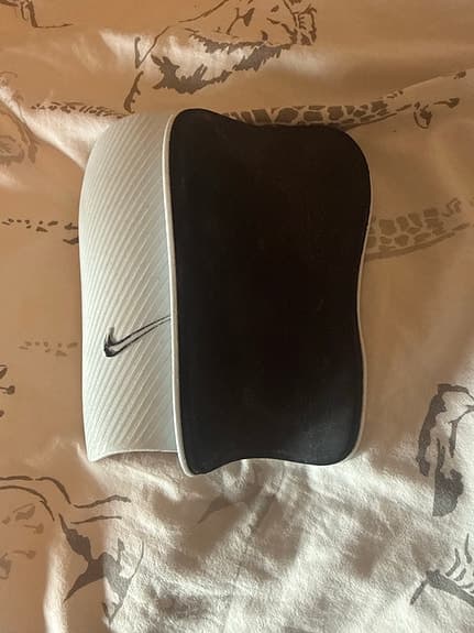 Nike benskydd fotboll