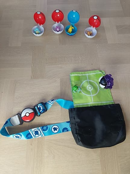 Pokémon paket med bälte med Pokébollar och figurer