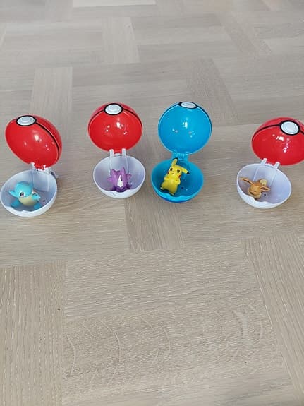 Pokémon paket med bälte med Pokébollar och figurer