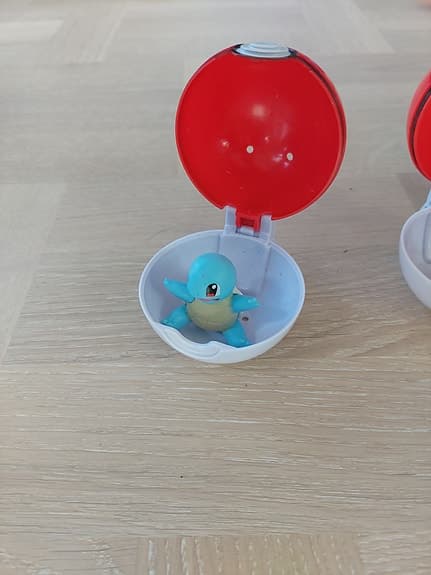 Pokémon paket med bälte med Pokébollar och figurer