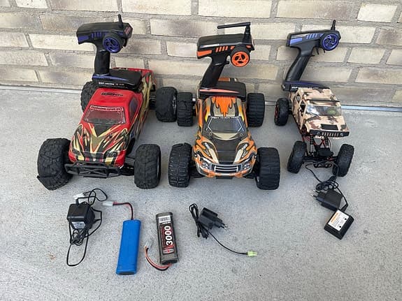 Fjärrstyrda bilar RC med sändare och batterier
