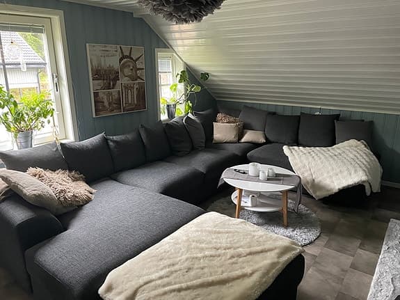 Mörkgrå hörnsoffa med divan