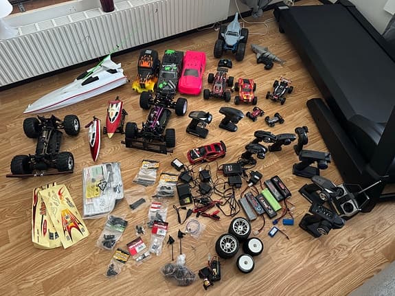 Paket radiostyrda bilar, båtar och reservdelar