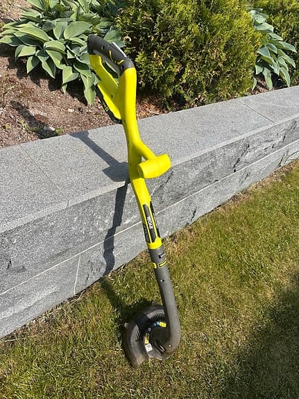 Ryobi grästrimmer och Ryobi laddare.