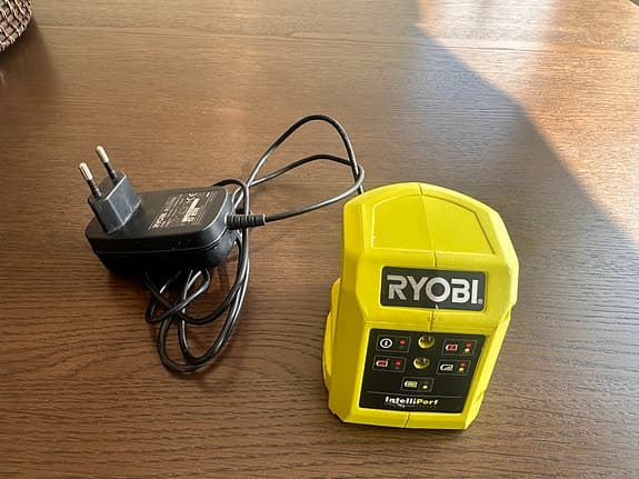 Ryobi grästrimmer och Ryobi laddare.