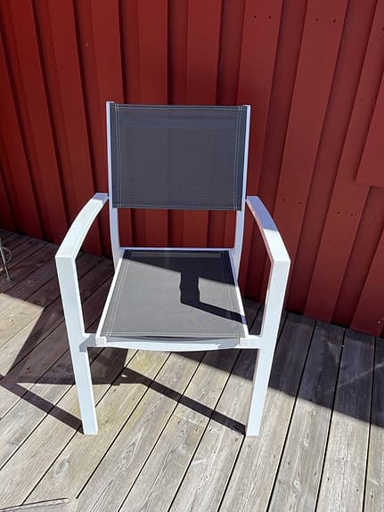 Vita trädgårdsstolar med grå sits och dynor