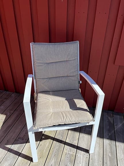 Vita trädgårdsstolar med grå sits och dynor