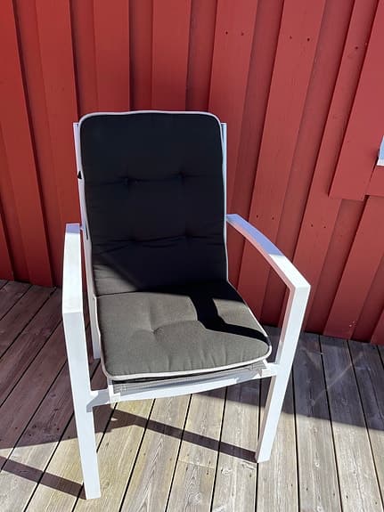 Vita trädgårdsstolar med grå sits och dynor