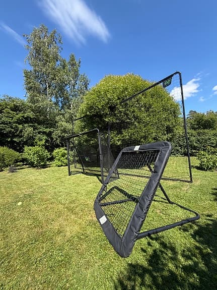 Fotbollsmål och rebounder med skyddsnät