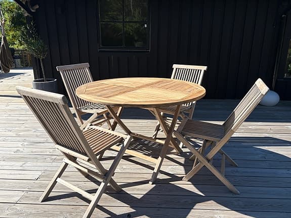 Runt trädgårdsbord teak 120 cm diameter med 4 fällbara stolar