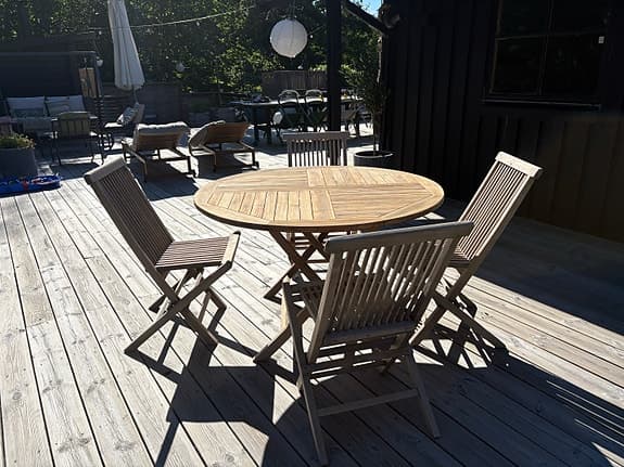 Runt trädgårdsbord teak 120 cm diameter med 4 fällbara stolar