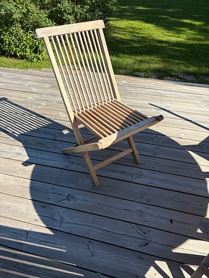 Runt trädgårdsbord teak 120 cm diameter med 4 fällbara stolar