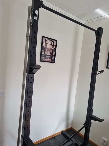 Komplett hemmagym: Vikbart squat rack, skivstång + 60kg gjutjärnsvikter