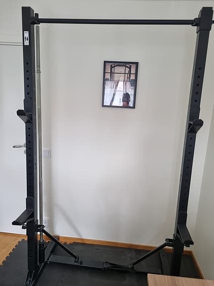 Komplett hemmagym: Vikbart squat rack, skivstång + 60kg gjutjärnsvikter