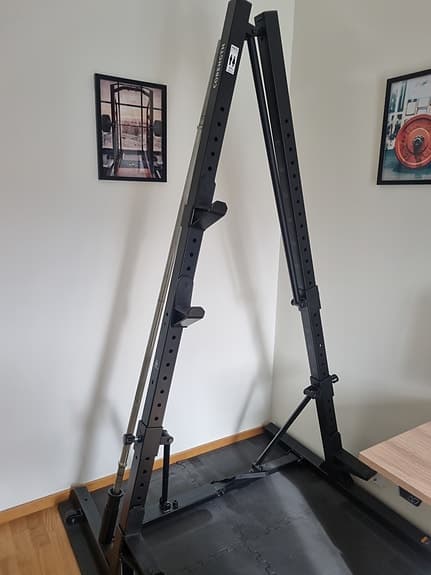 Komplett hemmagym: Vikbart squat rack, skivstång + 60kg gjutjärnsvikter