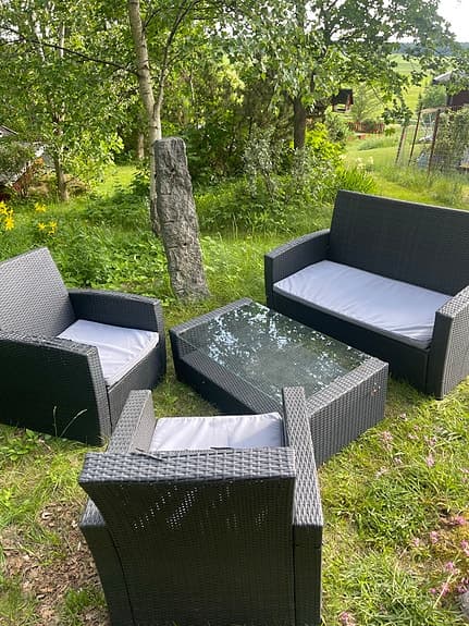 Utemöbelgrupp i konstrotting – bord, soffa och stolar