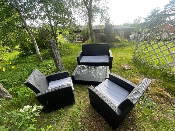 Utemöbelgrupp i konstrotting – bord, soffa och stolar