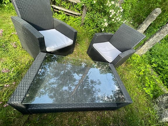 Utemöbelgrupp i konstrotting – bord, soffa och stolar