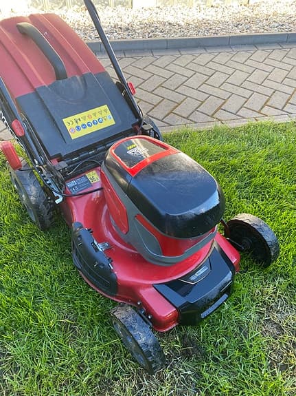 Gräsklippare med drivning och uppsamlare batteri fint skick tillfälle