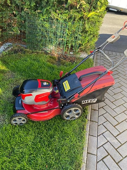 Gräsklippare med drivning och uppsamlare batteri fint skick tillfälle