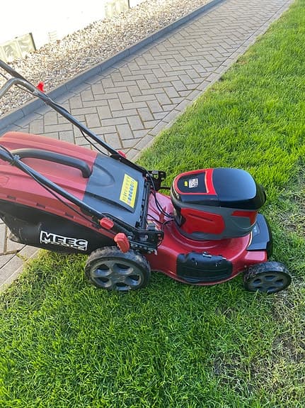 Gräsklippare med drivning och uppsamlare batteri fint skick tillfälle