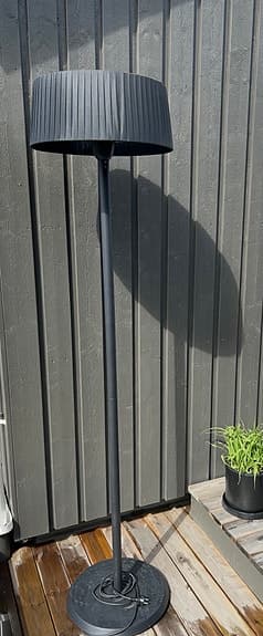 Elektrisk infravärmare på stativ för uteplats