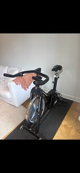 Spinningcykel svart med justerbart styre och sadel