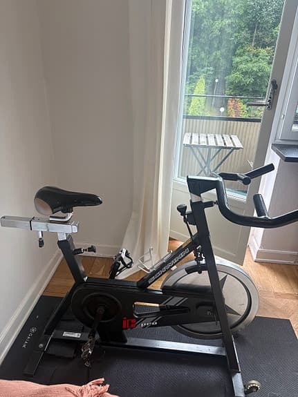 Spinningcykel svart med justerbart styre och sadel