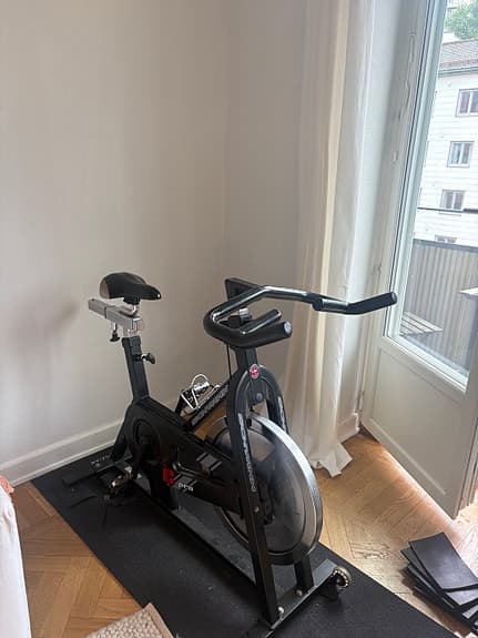 Spinningcykel svart med justerbart styre och sadel